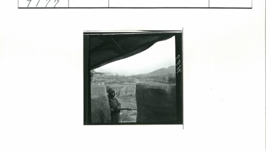 士兵守望田野与远山.jpg