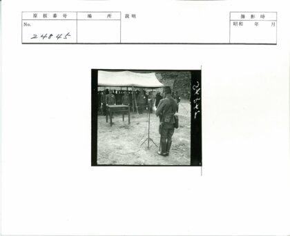 士兵帐篷会议麦克风岩石背景.jpg