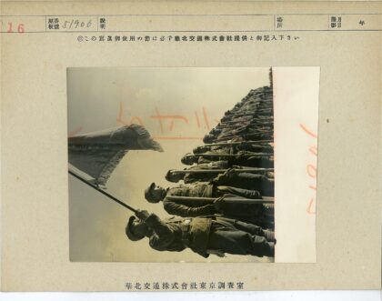 士兵户外举旗队形.jpg