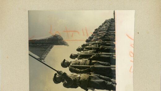 士兵户外举旗队形.jpg