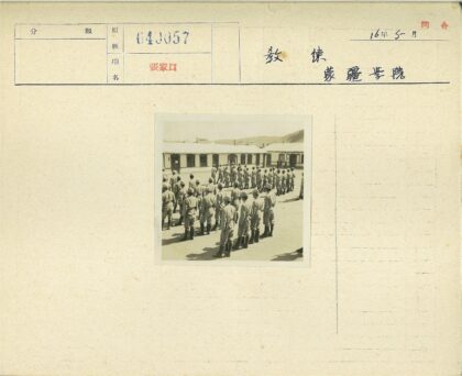 士兵户外列队建筑丘陵背景.jpg