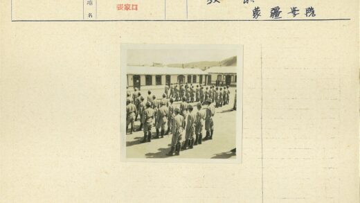 士兵户外列队建筑丘陵背景.jpg