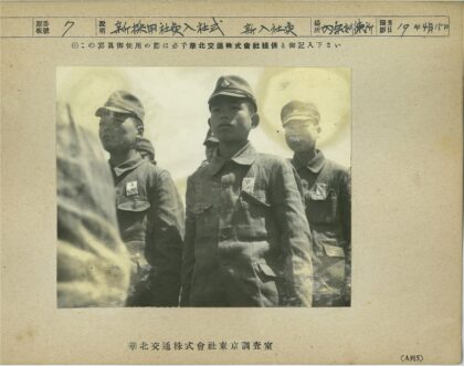 士兵户外列队晴朗天空.jpg