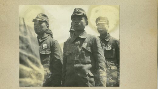 士兵户外列队晴朗天空.jpg