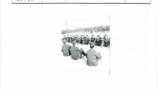 士兵户外围坐训练场景.jpg