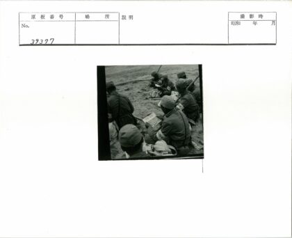 士兵户外学习阅读照片.jpg