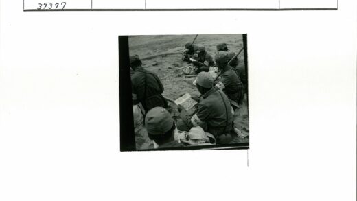 士兵户外学习阅读照片.jpg