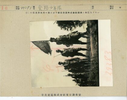 士兵户外游行举旗蓝天绿树背景.jpg