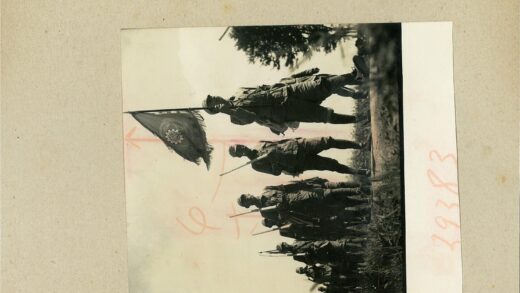 士兵户外游行举旗蓝天绿树背景.jpg