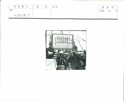 士兵户外演奏与读报场景.jpg