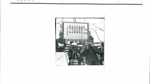 士兵户外演奏与读报场景.jpg