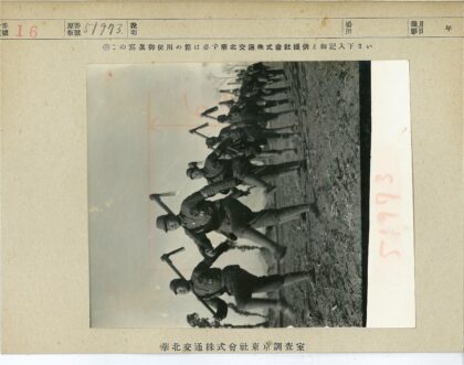 士兵扛斧行军泥泞路.jpg