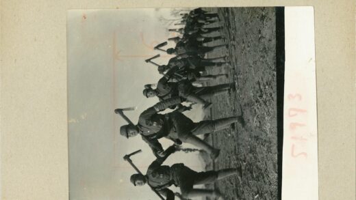 士兵扛斧行军泥泞路.jpg