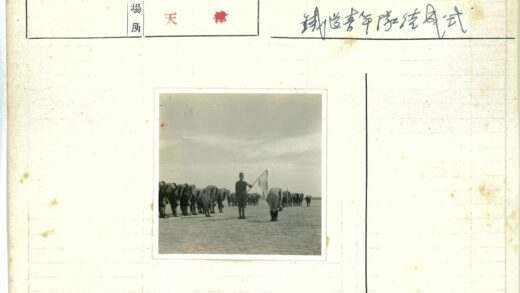 士兵持旗列队鞠躬.jpg