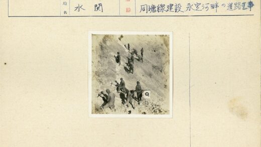 士兵持旗攀登陡峭岩石.jpg