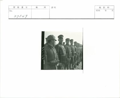士兵持枪列队历史照片.jpg