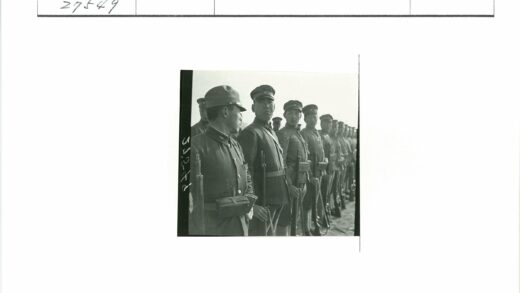 士兵持枪列队历史照片.jpg