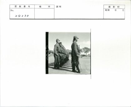 士兵持枪列队建筑背景.jpg