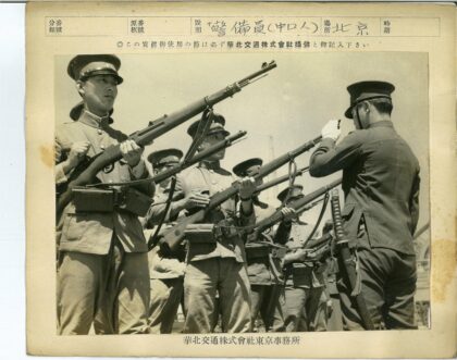 士兵持枪列队接受军官检阅.jpg