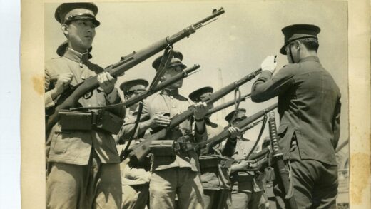 士兵持枪列队接受军官检阅.jpg