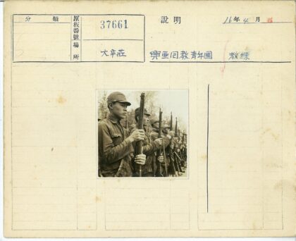 士兵持枪列队树林背景.jpg