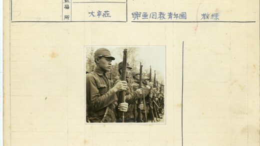 士兵持枪列队树林背景.jpg
