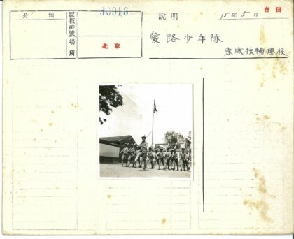 士兵持枪列队行进户外.jpg