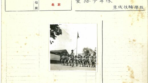 士兵持枪列队行进户外.jpg