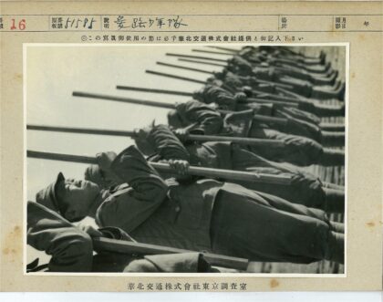 士兵持枪列队训练.jpg