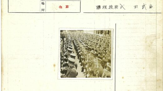 士兵持枪列队训练.jpg