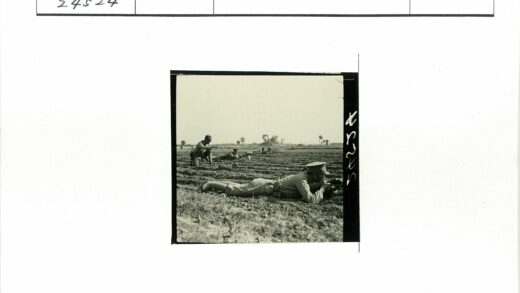 士兵持枪卧地野外训练.jpg