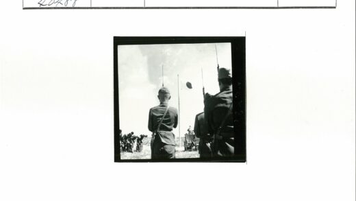 士兵持枪向旗杆敬礼.jpg