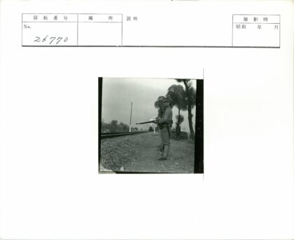 士兵持枪守候蒸汽火车驶近.jpg