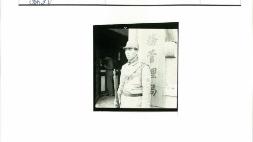 士兵持枪守卫大楼入口.jpg