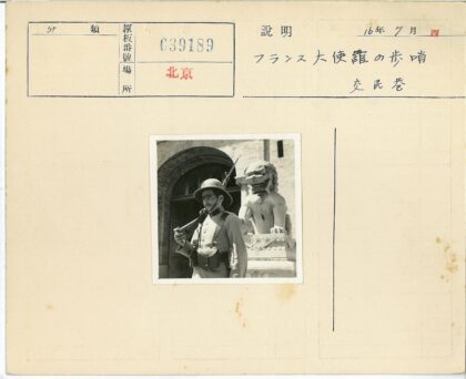 士兵持枪守卫狮子拱门.jpg