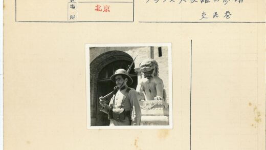 士兵持枪守卫狮子拱门.jpg