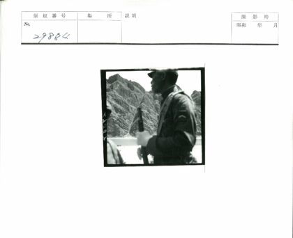 士兵持枪山水背景.jpg