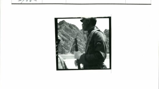 士兵持枪山水背景.jpg