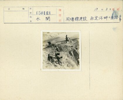 士兵持枪监督挖土工作现场.jpg