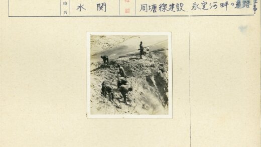 士兵持枪监督挖土工作现场.jpg