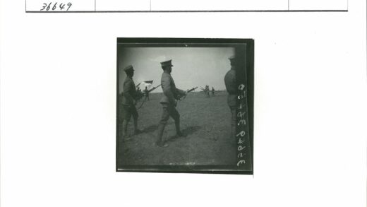 士兵持枪穿越田野.jpg