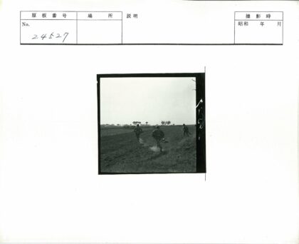 士兵持枪穿越田野.jpg
