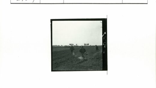 士兵持枪穿越田野.jpg