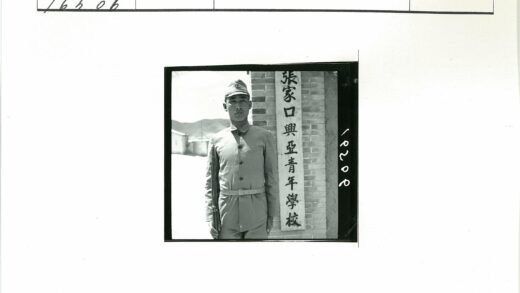 士兵持枪站岗砖房横幅山地背景.jpg