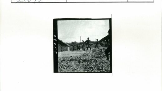 士兵持枪行军土路风景.jpg