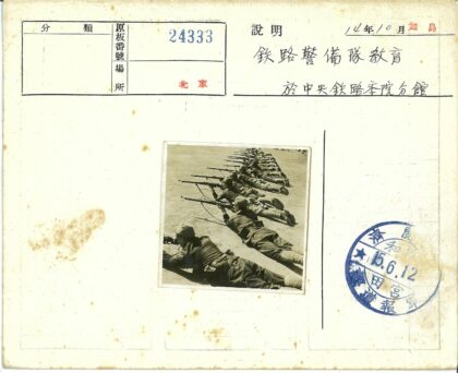 士兵持枪警戒荒漠阵地.jpg