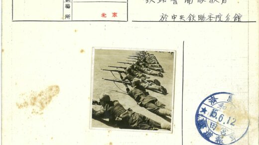 士兵持枪警戒荒漠阵地.jpg