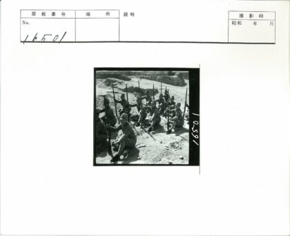 士兵持步枪坐地合影.jpg