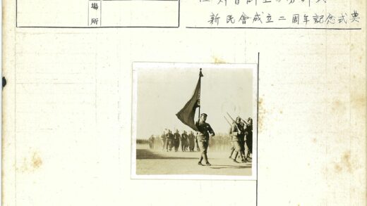 士兵持步枪行军历史照片.jpg