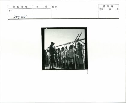 士兵持长杆训练现场.jpg